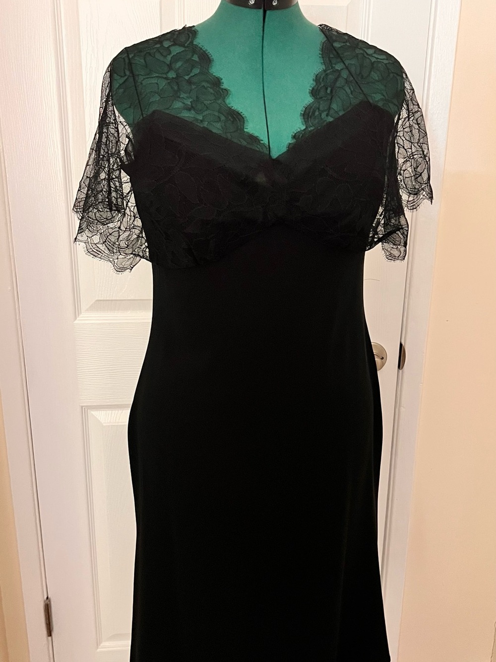 Elie Tahari Black Lace V-Neck Cocktail Dress